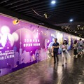 中山站夢幻變身！「台北捷運x香港迪士尼」歡慶20週年，沈浸式打卡牆、主題彩繪列車登場