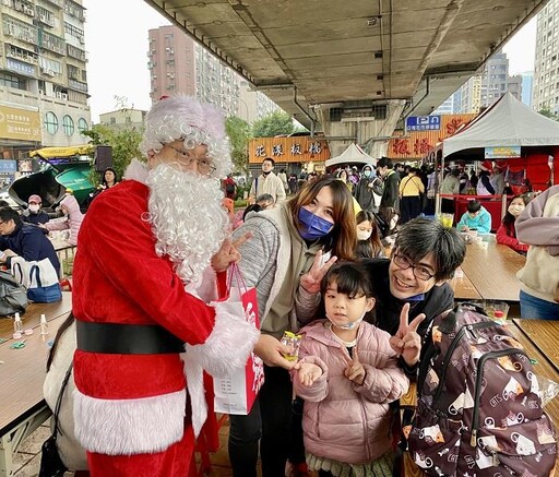 板橋花市耶誕趴 捐千張發票做公益