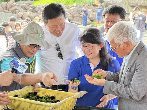 致力海洋永續 新北攜手產官學放流海洋生物