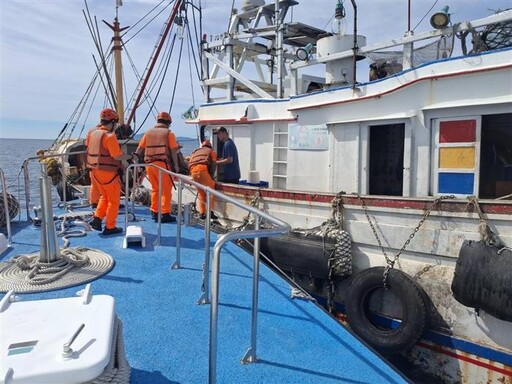 鼻頭外2.3浬查獲違規拖網漁船 海巡守護漁權