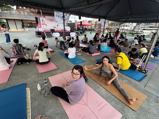 基隆港邊「音樂瑜珈派對」 吸引五百多人參加