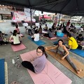基隆港邊「音樂瑜珈派對」 吸引五百多人參加