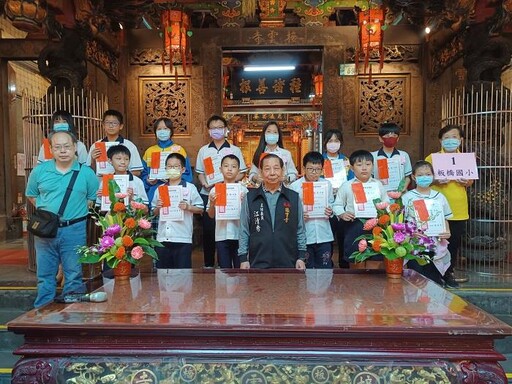 鼓勵優秀學子 板橋慈惠宮、接雲寺頒獎助學金