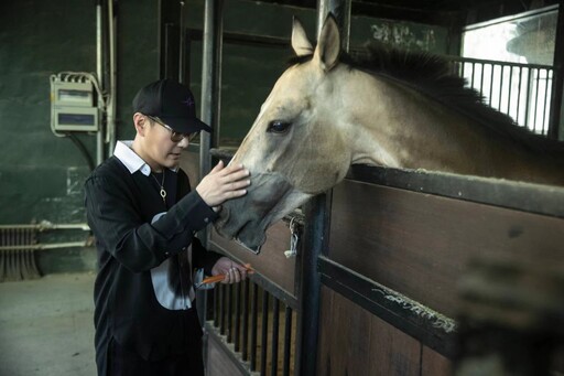 張信哲七夕化身丘比特 首見汗血寶馬本尊超溫馴