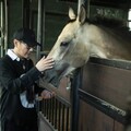 張信哲七夕化身丘比特 首見汗血寶馬本尊超溫馴