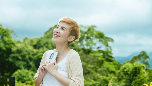 吳君如獲夏威夷國際電影節影人獎 想挑戰穿椰子殼跳草裙舞