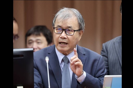 藍委七問教育部長「有無大陸居住證」:基層教師簽7次具結書做何感想