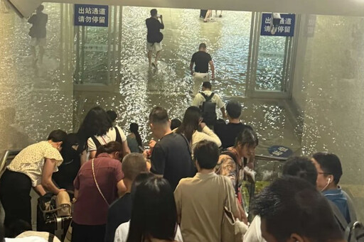 暴雨創紀錄癱瘓成都交通 市區淪水鄉澤國、火車站成「水濂洞」