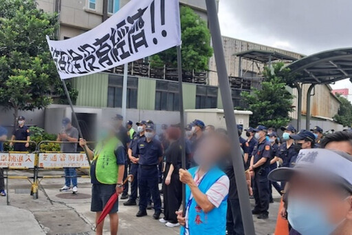 三元鋰電廠火災惹眾怒 小港300人怒吼「遷廠」 總座鞠躬道歉