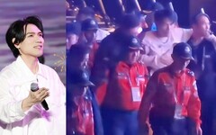 【快訊】楊宗緯跌落舞台送醫 在西寧演唱《越過山丘》意外墜落