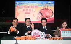 大陸法官化身直播主抓蟹、賣螃蟹 幫助「誠信債務人」重啟人生