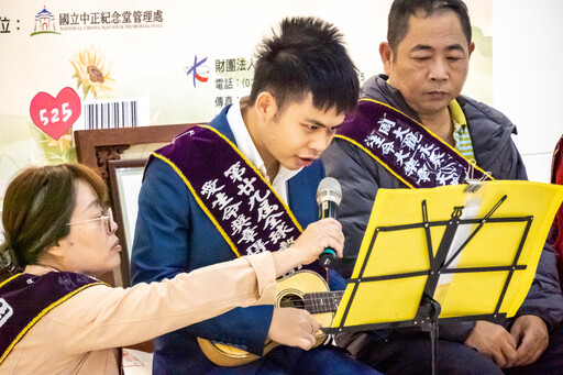 向生命鬥士致敬!「腦麻女孩」包錦蓉自傳發行、「自閉多障畫家」黃清棣獲熱愛生命獎章