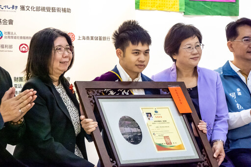 向生命鬥士致敬!「腦麻女孩」包錦蓉自傳發行、「自閉多障畫家」黃清棣獲熱愛生命獎章