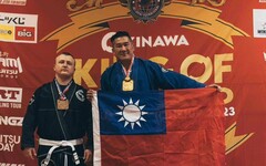 館長赴日本征戰奪柔術金牌 嗨舉國旗獲讚「台灣之光」