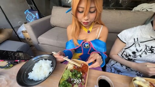 日本2正妹盲測「超哥丼飯」喊：超派甲！ 吃一口變臉對視
