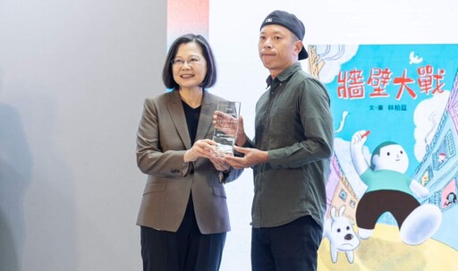 華梵大學美術系碩士生林柏廷 《牆壁大戰》繪本奪台北國際書展首獎