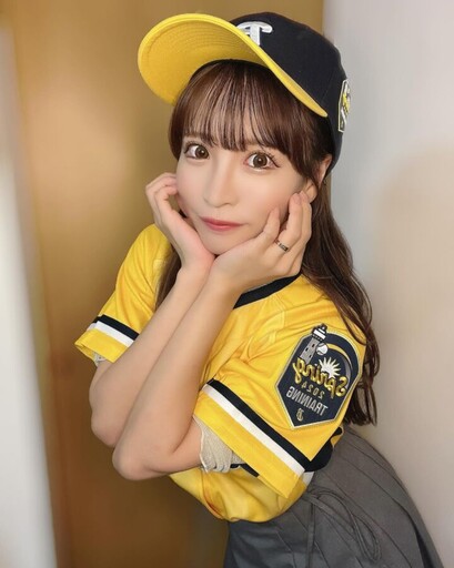 日本AV女優小那海綾熱愛棒球文化！穿「中信兄弟」球衣喊話來台看球賽