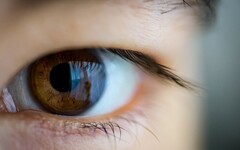 角膜破裂又白內障險失明 醫師靠一招拯救惡「視」力