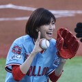 48歲女神內田有紀擔任開球嘉賓 亮麗登投手丘獲讚超凍齡