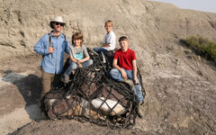 3童出遊挖到「暴龍化石」！ 價值恐破億專家嚇傻