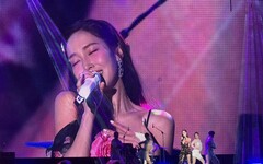 Jessica高雄秀美腿加碼安可神曲 合體「告五人」中文咬字超清晰