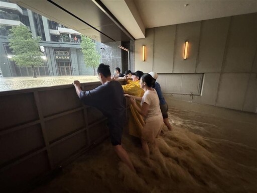 高雄左營變汪洋！強降雨狂灌地下停車場 民眾肉身擋閘門畫面曝光