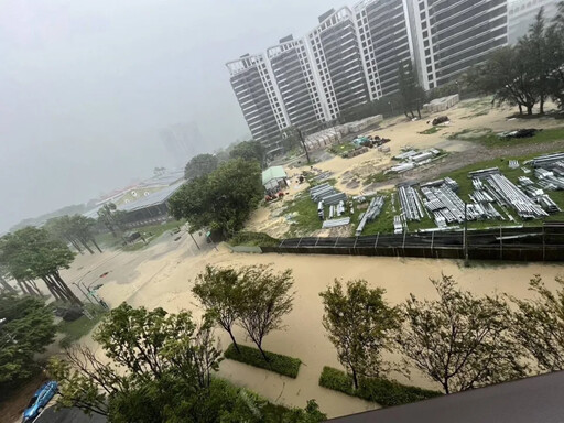 高雄左營變汪洋！強降雨狂灌地下停車場 民眾肉身擋閘門畫面曝光