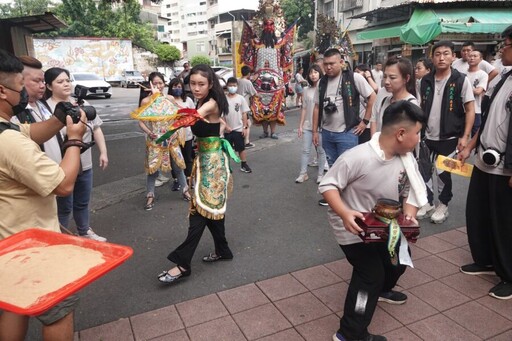 女乩童「關公上身」畫面曝光！本人身分被挖出 是26歲正妹四寶媽