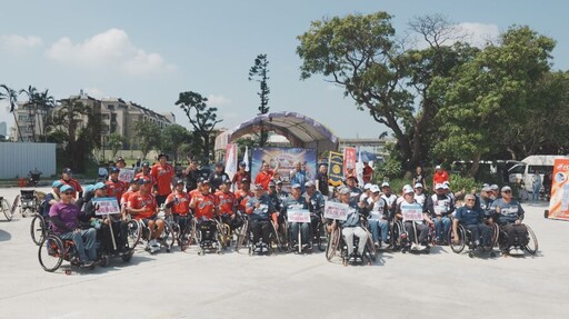 台日壘球交流賽熱血登台！藝人董至成坐輪椅打壘球大呼不簡單