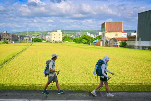 暖哭！向小耳症父親道歉 大學生徒步西台灣 26天