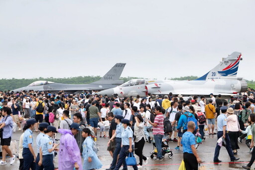 空軍嘉義基地營區開放 吸引上萬民眾一睹國軍風采