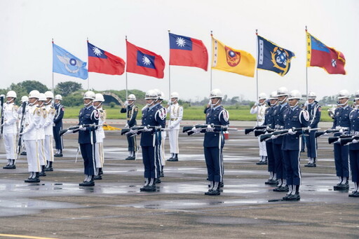 空軍嘉義基地營區開放 吸引上萬民眾一睹國軍風采