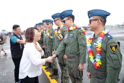 空軍嘉義基地營區開放 吸引上萬民眾一睹國軍風采