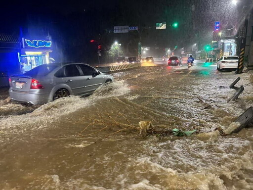 強降雨導致淡水道段淹水影響交通 洪孟楷辦會勘助市府找解方