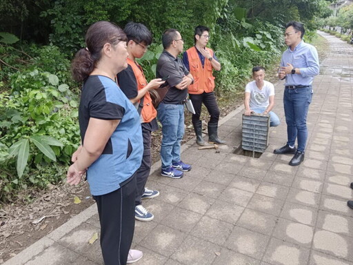 強降雨導致淡水道段淹水影響交通 洪孟楷辦會勘助市府找解方