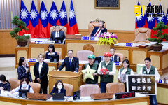 民進黨議員變裝質詢 喊阻礙市政發展的惡靈退散、讓新北更讚