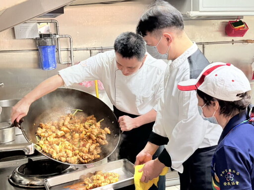 老人惜食共餐 雙主廚陳佳瑋和張騰峰到莒東社區義煮料理