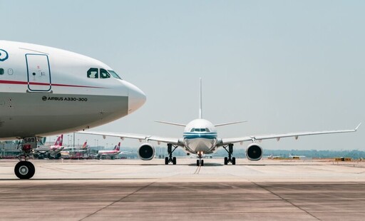 飛機上排隊等廁所其實超危險！ 資深空服員揭「3隱憂」