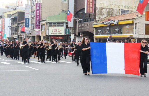 嘉市國際管樂節踩街嘉年華熱鬧登場 49支國內外團隊噴水圓環出發