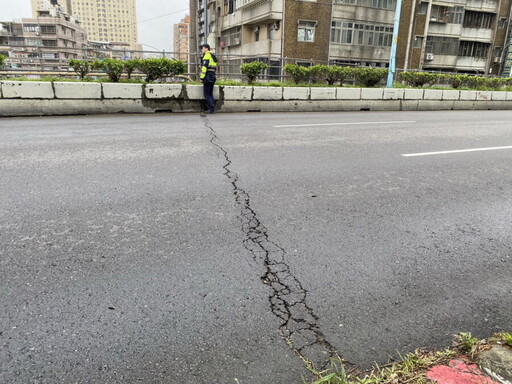 新店北新橋驚見「橫向大裂縫」 理工男黃心華向公部門提解方