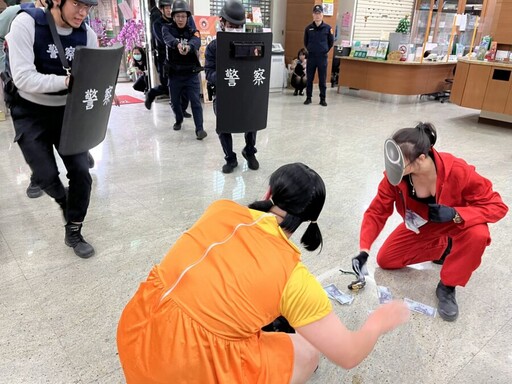 超正女警變身劫匪搶銀行！被抓時「流量密碼掉出」 網友全歪樓