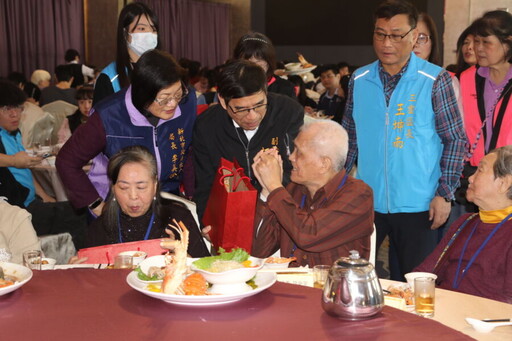 三重先嗇宮為獨居長輩提前圍爐 副秘柯慶忠代表侯友宜贈禮品