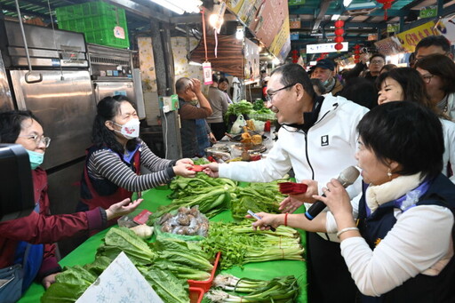 赴汐止秀豐市場發福袋拜早年 侯友宜：祝市民「蛇福泰吉」