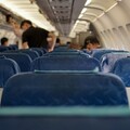 搭飛機「後方小孩狂踢椅背」！家長直接擺爛 網傳授一招：直接哭著道歉