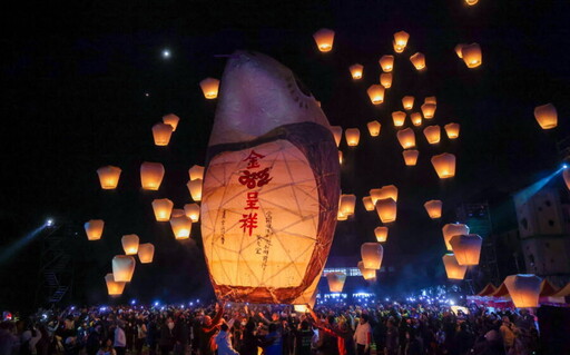 祈願國泰民安！侯友宜平溪天燈節題「雲開風浪平溪手向前行」