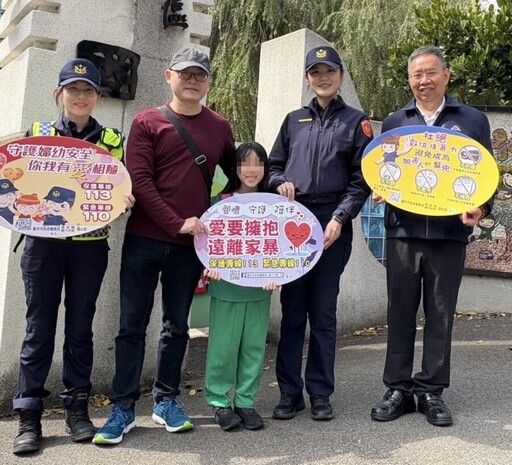 開學日台中地方爸爸爽翻！超正警花現身校門口 瞬間掀爆動