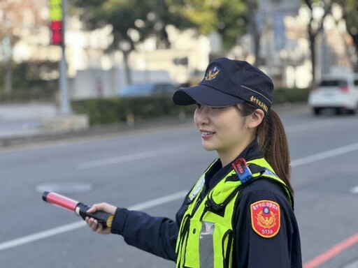 開學日台中地方爸爸爽翻！超正警花現身校門口 瞬間掀爆動