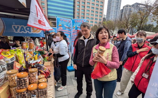 台越同樂在新北！歌手範長親民電暈全場 石一佑掏腰包買腰果