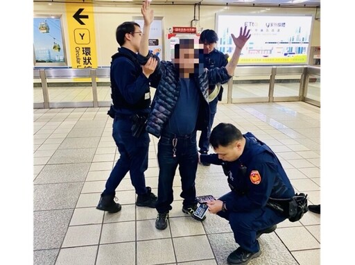 板橋捷運驚魂！男乘客外套一掀「手鋸露出」遭警逮捕