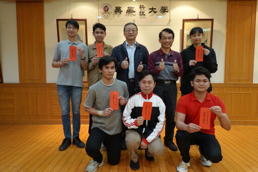吳鳳科大8位學生逆境向上 獲榮月基金會獎學金